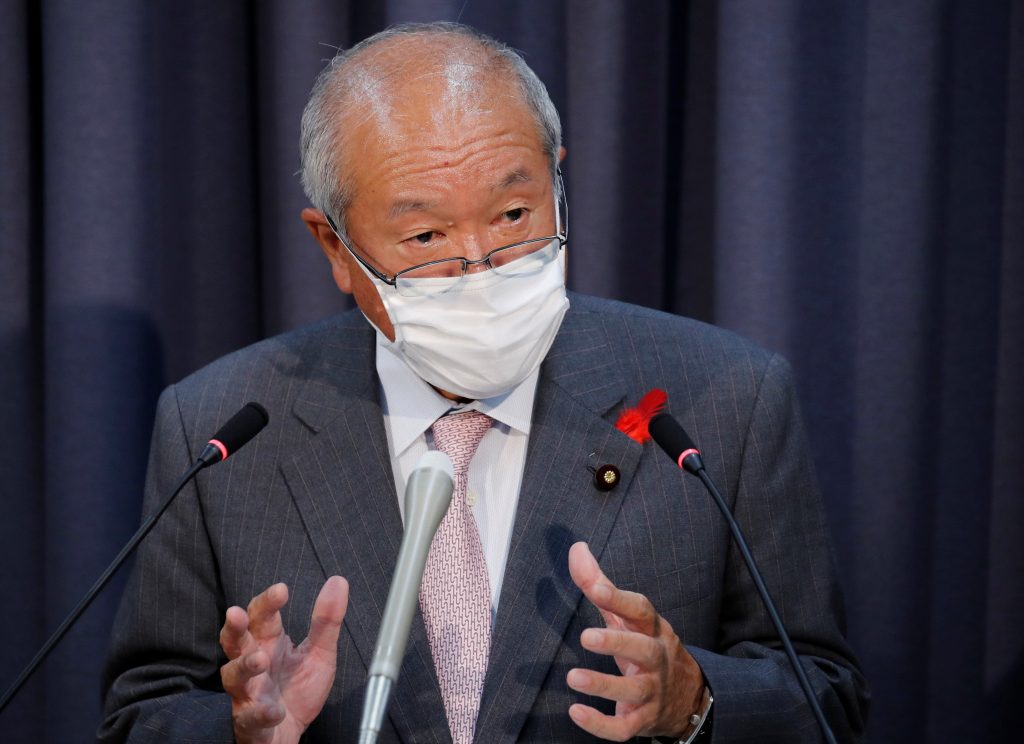 2021年10月5日、日本の東京で記者会見する日本の鈴木俊一・新財務相。新型コロナウイルス感染症対策でマスクをしている。（資料写真/ロイター）