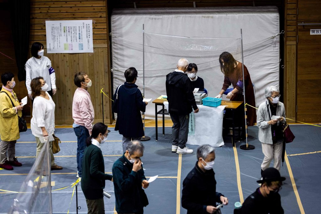 2021年10月31日、有権者たちが東京の投票所で日本の総選挙の投票をするために列を作っている。（資料写真/ AFP）