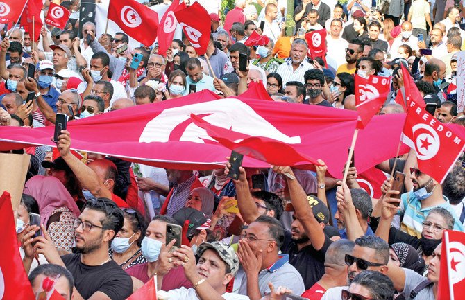 首都チュニスで3日、サイード大統領を支持するデモを行うチュニジア人たち。5,000人以上のデモ参加者が、チュニジア各地で行われたサイード大統領支持の集会に参加した。（AP）