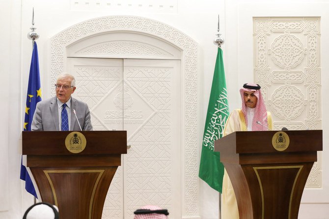 2021年10月3日、リヤドで共同記者会見を開くジョセップ・ボレルEU外交担当上級代表（左）とサウジアラビアのファイサル・ビン・ファルハーン外相。（ロイター/Ahmed Yosri）