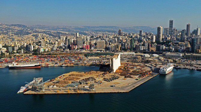 2021年8月4日に撮影。レバノンの首都ベイルートの港にある破損した穀物サイロを空撮。（ファイル/AFP）