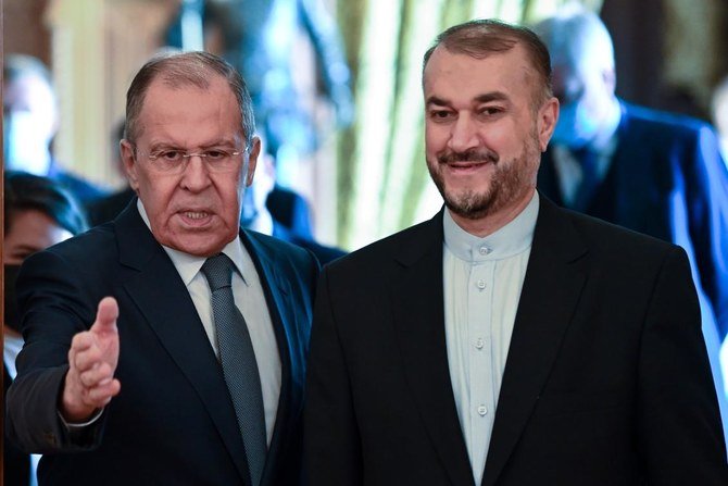 2021年10月6日(水)、ロシア、モスクワでの会談のためにホールに入るロシアのセルゲイ・ラブロフ外相(左)とイランのホセイン・アミラブドラヒアン外相(AP)