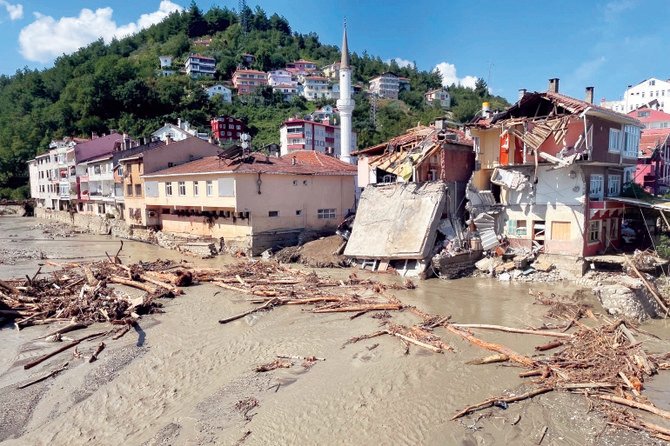 今年7月、トルコ黒海地方のイリシを襲った鉄砲水によって、被害を受けた地域に建つ部分的に損壊した建物。（ロイター）