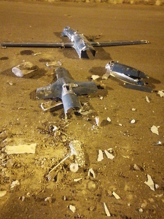 アラブ連合軍の防空部隊によって破壊され、ジーザーンの空港に散らばるフーシ派の無人機の破片。（国営サウジ通信）