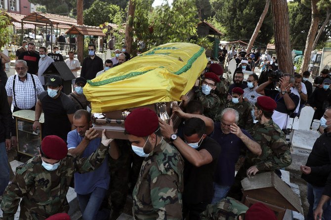 土曜日、レバノンのベイルート南部、ダヒイエでの葬儀でヒズボラ上級幹部のアリ・アトワ氏の棺を担ぐヒズボラの兵士達。（AP通信）
