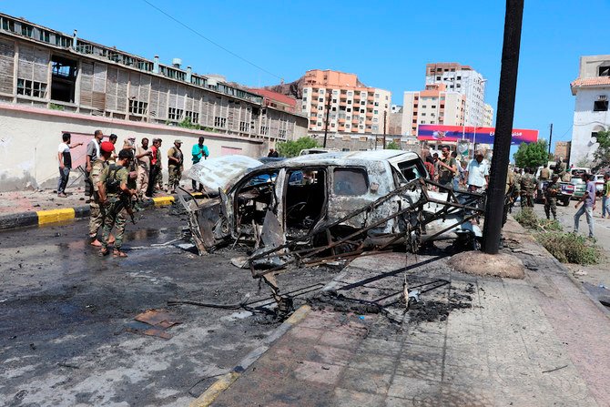 2021年10月10日、イエメンの港湾都市アデンでの自動車爆弾による襲撃の現場に立つ警備担当者。標的となった2人の政府高官は無事だったが、犠牲者が出た。（AP）