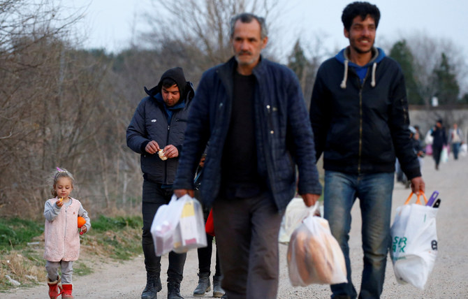 移民らがギリシャ・カスタニスと接するトルコ・パザルクレの国境検問所に向かって歩いている。トルコ・エディルネ県にて。（写真提供：ロイター通信）
