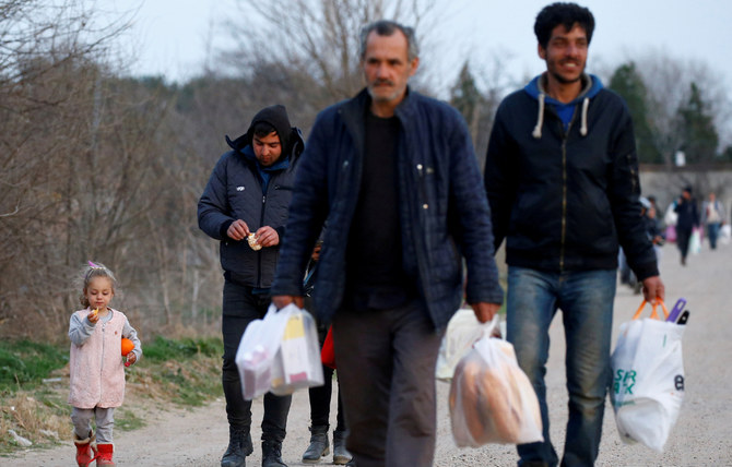 移民らがギリシャ・カスタニスと接するトルコ・パザルクレの国境検問所に向かって歩いている。トルコ・エディルネ県にて。(写真提供:ロイター通信)