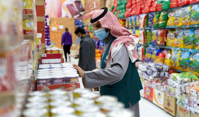 食品施設で見つかった最も顕著な違反は、規制に従っていなかったり、不適切な貼付がされていたりした食品表示に関するものだった。(国営サウジ通信/資料写真)