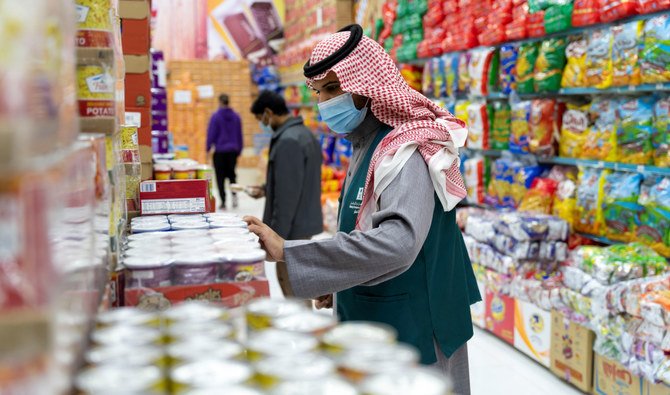 食品施設で見つかった最も顕著な違反は、規制に従っていなかったり、不適切な貼付がされていたりした食品表示に関するものだった。（国営サウジ通信/資料写真）