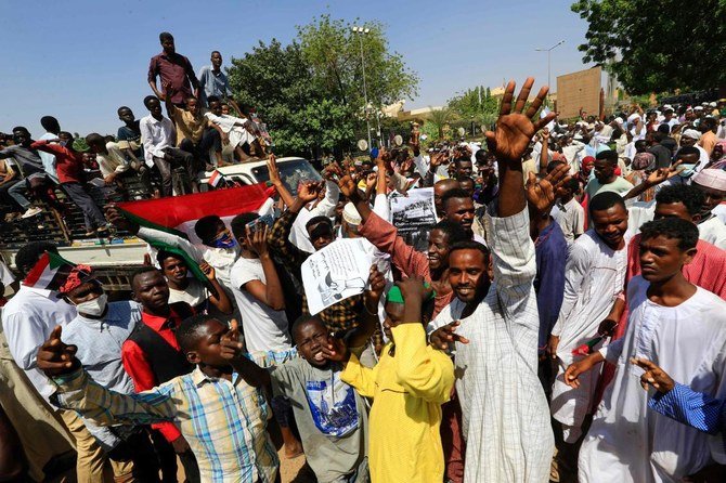 2021年10月16日、ハルツームの大統領官邸の外で、暫定政府の解散を求めるスーダンのデモ参加者。（AFP）
