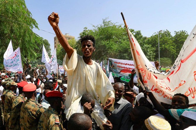 2021年10月16日、ハルツームの大統領官邸の外で、暫定政府の解散を求めるスーダンのデモ参加者。（AFP）