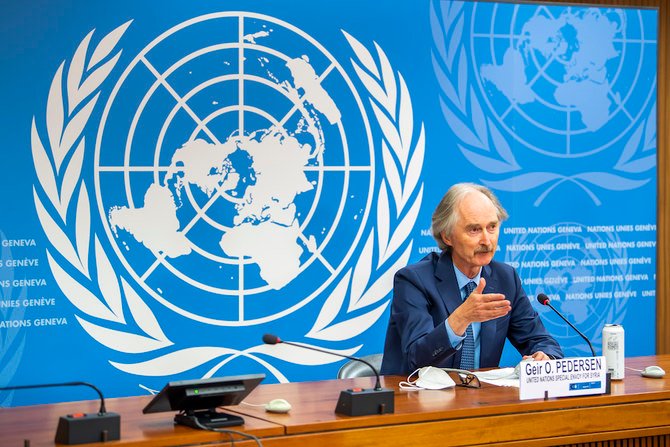 2021年10月17日、ジュネーブ（スイス）の国連ヨーロッパ本部で、シリア憲法委員会第6回会合について、記者会見するゲイル・ペデルセン国連特使（シリア担当）(Keystone via AP)