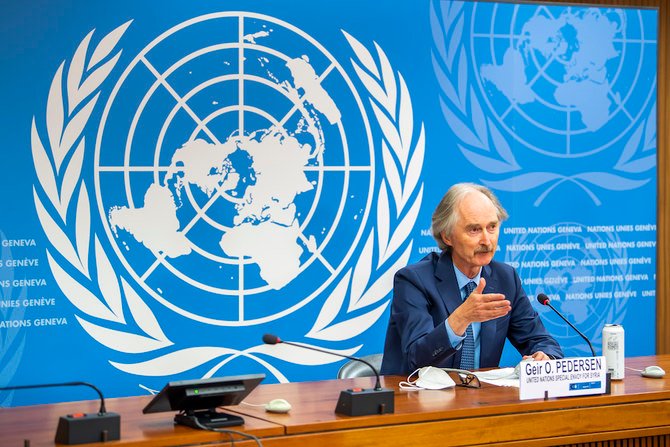 2021年10月17日、ジュネーブ(スイス)の国連ヨーロッパ本部で、シリア憲法委員会第6回会合について、記者会見するゲイル・ペデルセン国連特使(シリア担当)(Keystone via AP)