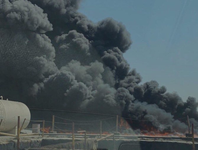 ドバイ民間防衛局は、ジュベル・アリ工業地帯の石油廃棄物処理施設で発生した火災の消火活動を行っている。（ツイッター：@DXBMediaOffice）