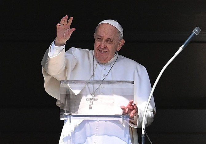 毎週の「正午の祈り」のためにバチカンに到着し、サン・ピエトロ広場を臨むバチカン宮殿の窓から信者に手を振るフランシスコ教皇。（AFP）