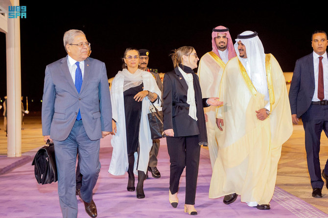 2021年10月24日、リヤドで開催された中東グリーン・イニシアティブのサミットで、チュニジアのナイラ・ボーデン首相を迎えるリヤド州知事代理のムハンマド・ビン・アブドル・ラフマン・ビン・アブドルアジーズ・サウジアラビア王子。（国営サウジ通信）