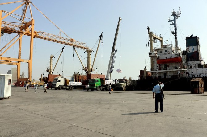 上掲写真は、イエメンの紅海沿岸都市フダイダの港。（AFP）