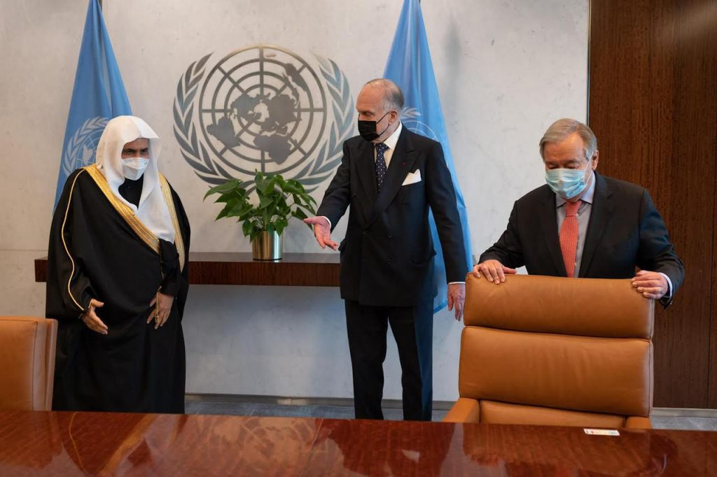 国連のアントニオ・グテーレス事務総長がムスリム世界同盟（MWL）事務局長シェイク・ムハンマド・ビン・アブドルカリム・アリッサ博士をニューヨクの国連本部に迎える。（提供資料）