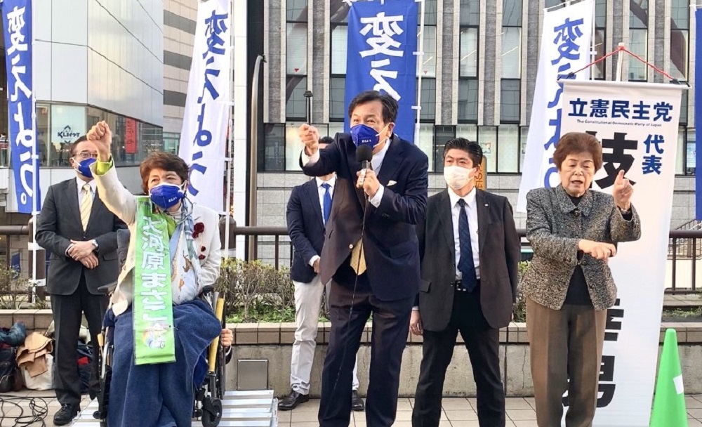 立憲民主党の枝野幸男代表は土曜日、立川駅で大河原雅子候補の応援演説を行った。(Supplied)