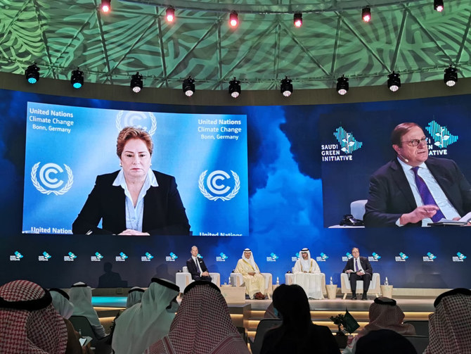 サウジ・エネルギー大臣のアブドルアジーズ・ビン・サルマン王子(中央左)は王国が目指す2060年より先に目標実現が可能である、と語った。王子はUAEの気候問題担当特使スルターン・アフメド・アル・ジャーベル殿下(中央右)と共に登壇した。AFP