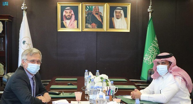2021年9月30日（木）、リヤドにて、サウジアラビアのムハンマド・アル・ジャーベル駐イエメン大使とスウェーデンのピーター・セムネビー駐イエメン特使が会談。（SPA）