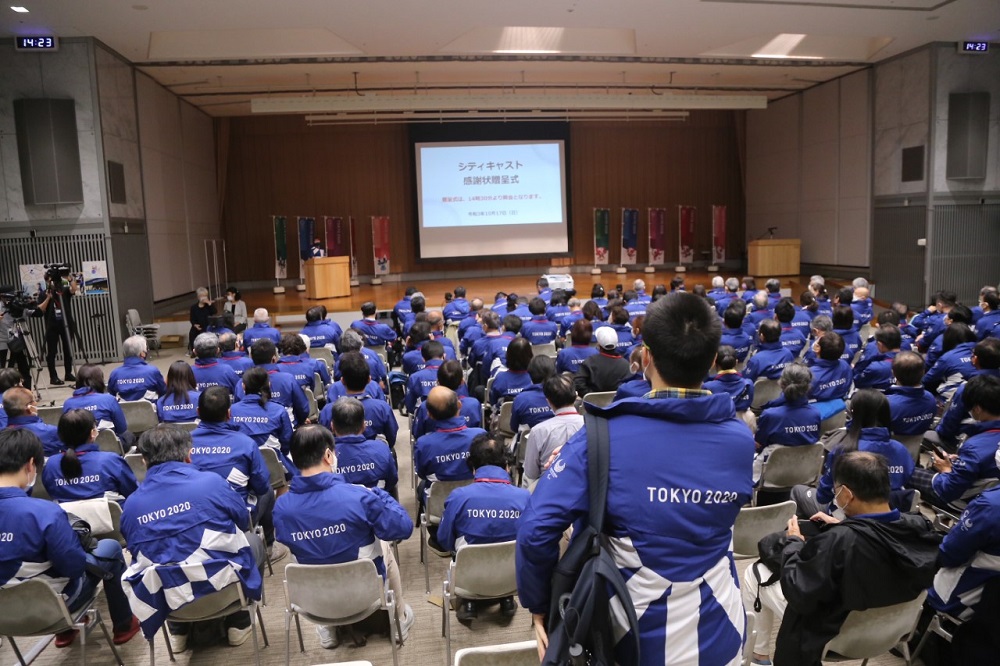 小池百合子東京都知事は17日、五輪・パラリンピックで選手や人々を歓迎するボランティアを行った東京都の「シティキャスト」に感謝状を贈呈した。(ANJ/ Pierre Boutier)