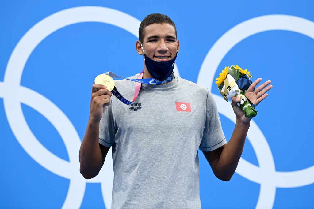 18歳の水泳選手であるハフナウーイ選手は、2021年東京オリンピックの400メートル自由形で3分43秒の記録を出し、素晴らしいパフォーマンスを披露して金メダルを獲得した。