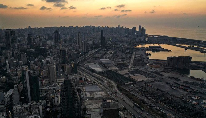 レバノン首都ベイルートで停電の暗闇の中に見える壊滅状態の港湾地区。（ファイル/AFP）
