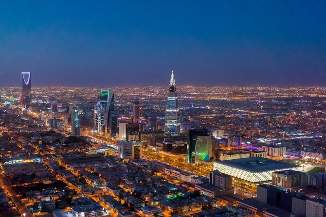 サウジアラビアの財政赤字は、財政規律の強化と非石油収入の増加により、今年上半期に大幅に縮小した。(イラスト)