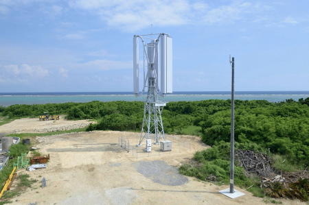 日本では、チャレナジーというスタートアップが、一般的にはほんどの風力発電設備を停止させてしまうような低気圧の気象条件下で作動するタービンを設計し、潜在的なエネルギー源に変えている。(チャレナジー)