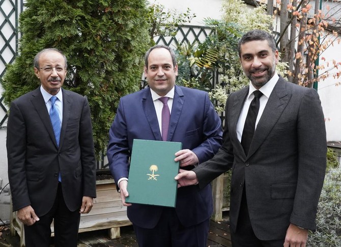 立候補文書はリヤド市王立委員会のファハド・アル・ラシード委員長によってパリにあるBIE本部のディミトリ・ケルケンツェス事務局長に手渡された。（ @RiyadhDevelop ）