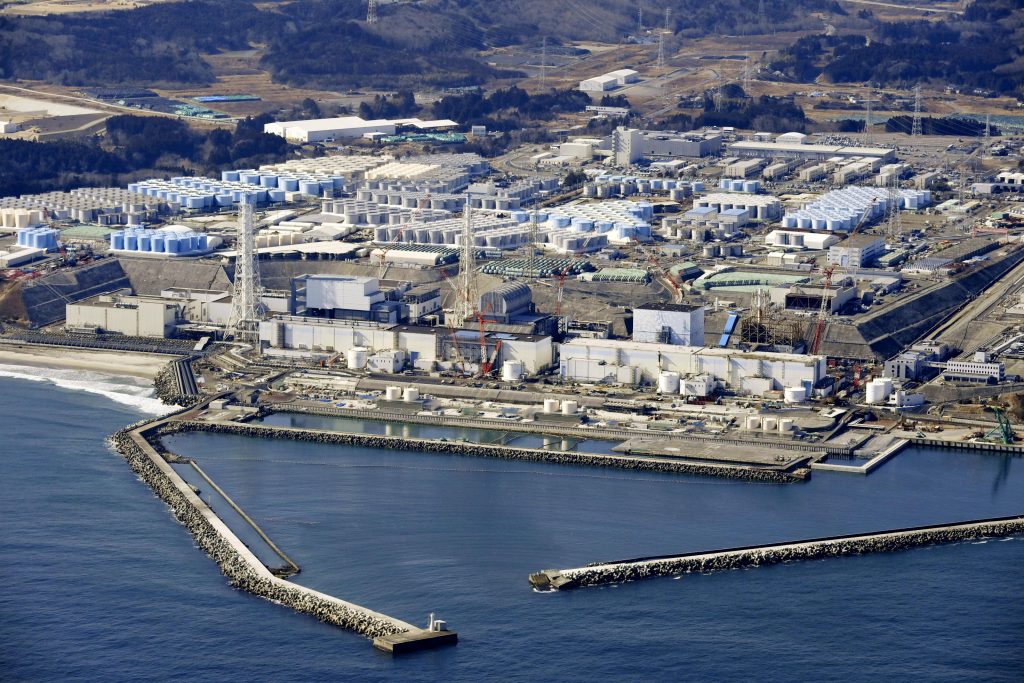 東京都北部の福島県大熊町に建つ福島第一原子力発電所を示す空撮資料写真。（資料写真／共同通信社・AP）