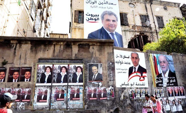 2018年の国会選挙期間中、道沿いにポスターが掲示されるレバノンのベイルート。次回の選挙は3月に予定されているが、最終的な日程は未定である。（AFP資料写真）