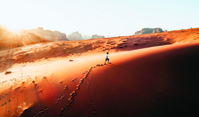 異世界のようなバジダの赤い砂丘と奇岩はNEOMの荘厳な風景の一つになっている。（提供）