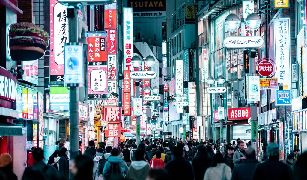 日本、東京のネオンサイン。（提供）