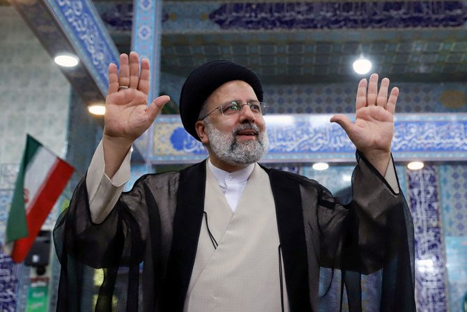 2021年6月18日イラン・テヘランの投票所で大統領選挙の投票を行った後のイブラヒム・ライシ氏。(ロイ ター)