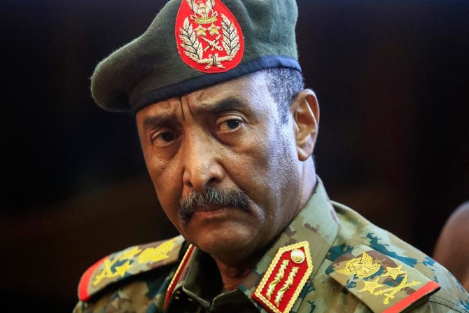 2021年10月26日、ハルツームの軍司令部で記者会見するスーダン軍トップのアブドル・ファッターハ・アル・ブルハン司令官。（ファイル/AFP）