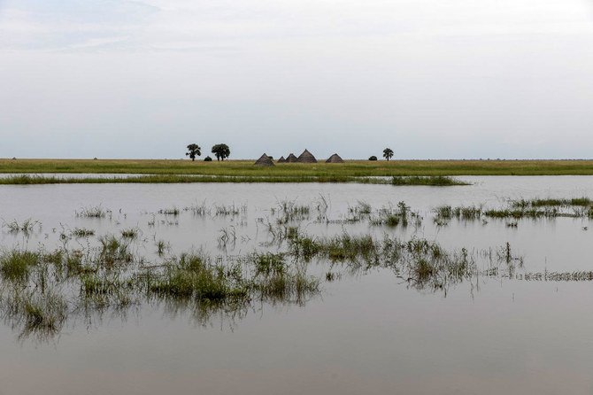 南スーダン、バールエルガザル州北部のマルアルコンの近くで、泥と草でできた伝統住居「トゥクル」が水に囲まれている。(AP)