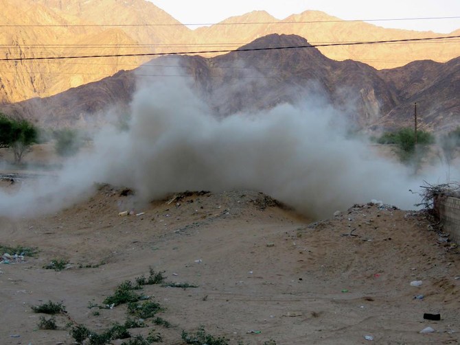 2021年10月27日、ジュバの戦闘最前線に煙が立ち込める様子がイエメン政府軍兵士拠点から撮影された写真。（AFP）