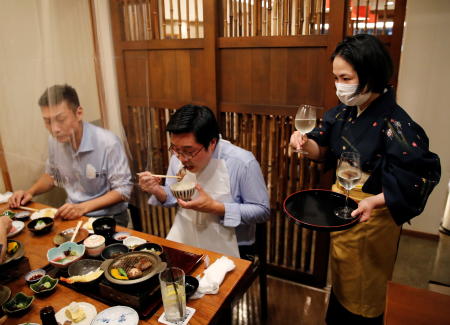 緊急事態宣言が全面解除された1日、飲食店での酒類提供が認められた東京、大阪、福岡。(Reuters)