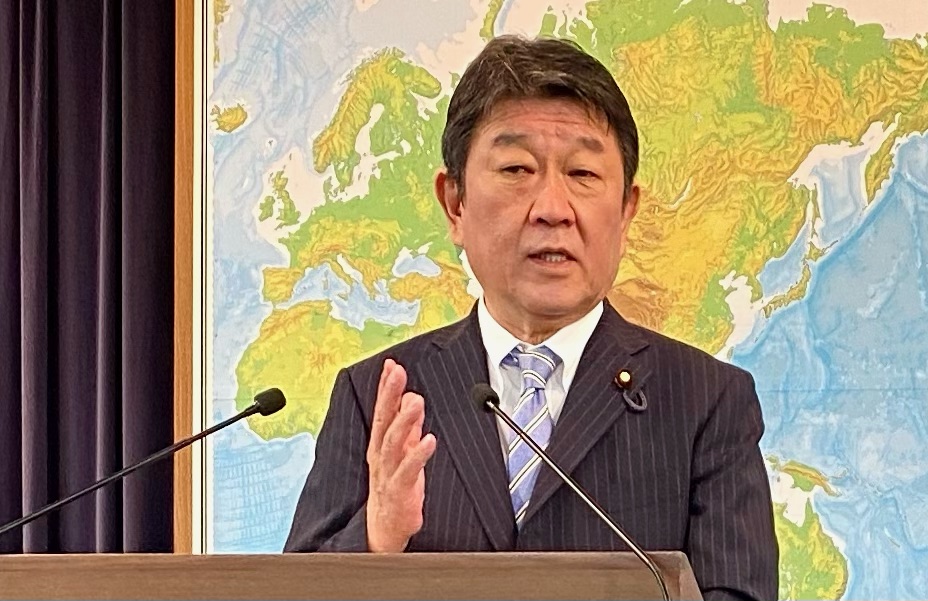 10月5日、岸田新内閣での外相再任が決定した翌日、初の外務省定例記者会見で質問に答える茂木外相。(ANJ photo)