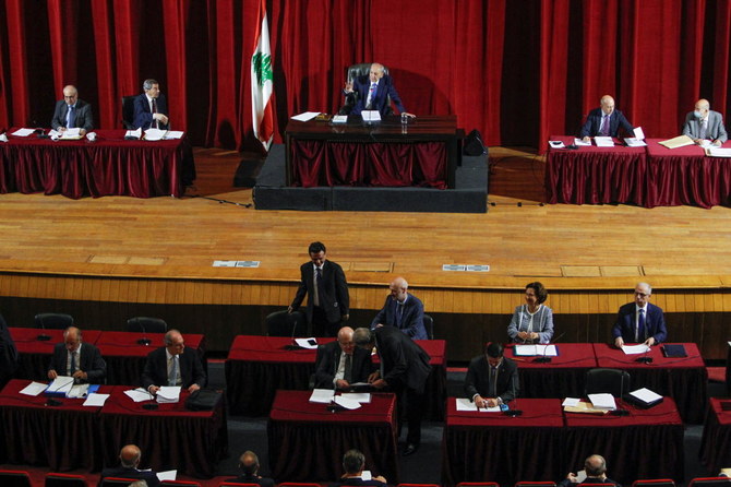 2021年10月28日、レバノン首都ベイルートのユネスコ宮殿で開かれた議会を進行させるレバノン国民議会のナビーフ・ビッリー議長。（Reuters）
