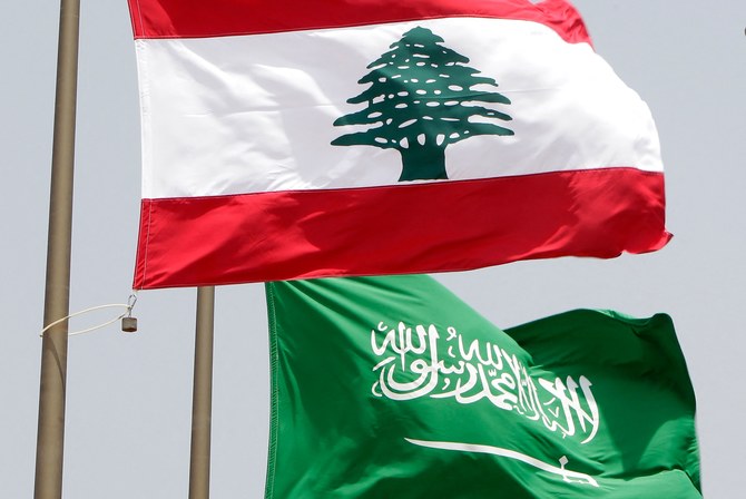 2010年7月30日に撮影されたこのファイル写真では、レバノンの首都ベイルートで、レバノンの国旗（上）とサウジアラビアの国旗が掲げられている。(AFP)
