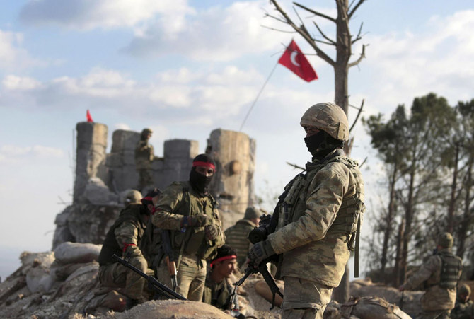 2018年1月28日親トルコ・シリア人部隊とトルコ軍部隊がシリア・アフリーンのクルド人支配地域とトルコが支配するアザーズの町を隔てるブルサヤの丘を制圧する。(AP Photo)
