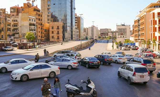 悪循環に陥る石油価格の高騰に反対する抗議活動の中で、タクシーが道路を封鎖している。2021年10月21日、レバノン・ベイルートにて。（写真提供：ロイター通信）