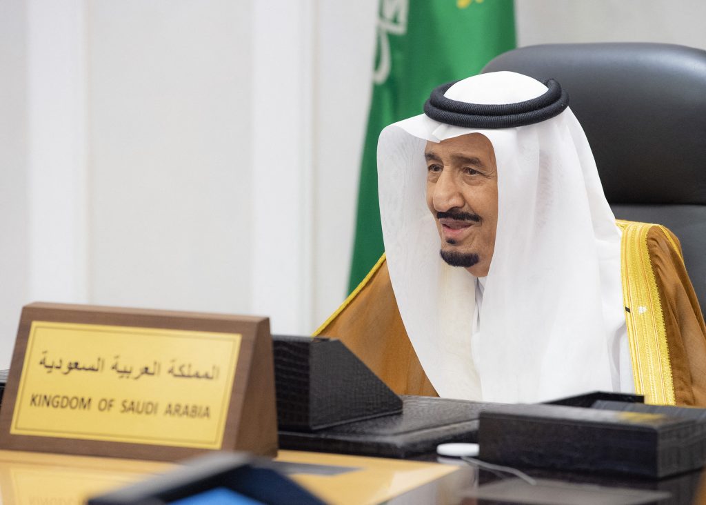 サウジ王宮から配布された写真。2021年10月30日にサウジアラビアのサルマン・ビン・アブドルアジーズ国王がリヤドからG20世界首脳サミットにオンラインで出席した様子が見られる。（AFP）
