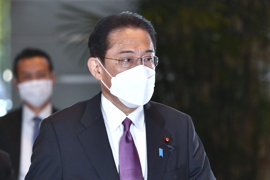 政権は、国民の生命を守り、国民の理解を得るために何が必要かを判断するために、「冷静かつ現実的な」議論を主導していくと、総理は述べた。(AFP通信)