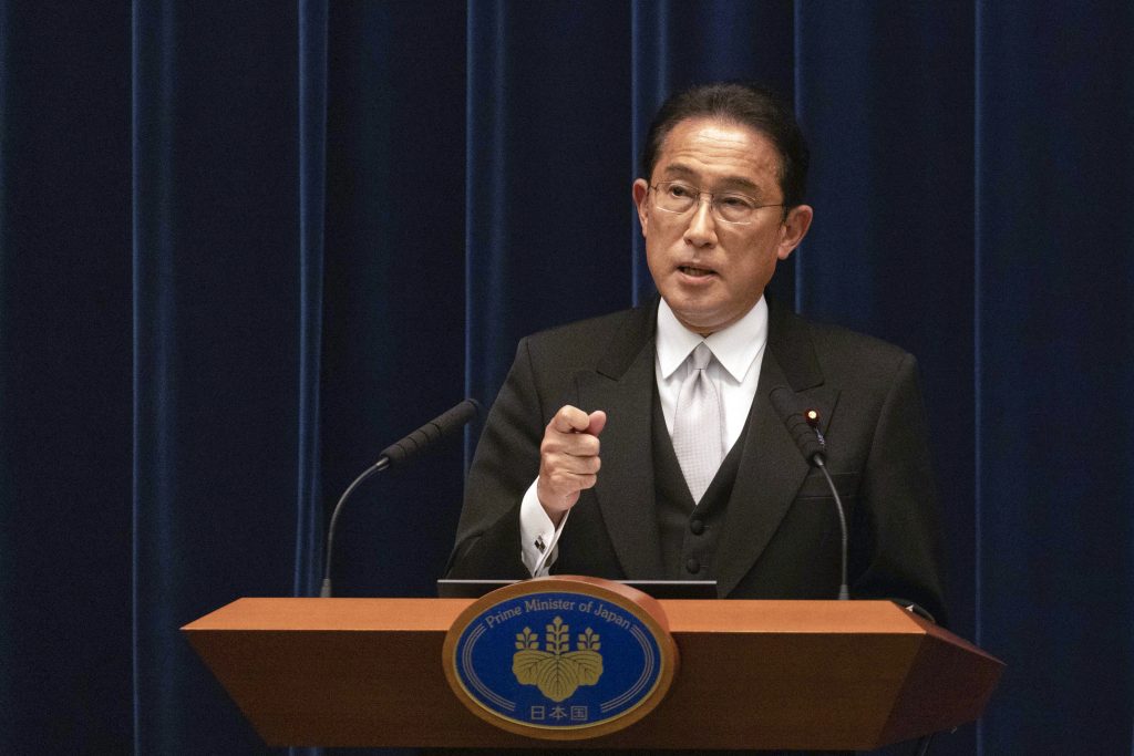 岸田文雄首相（自民党総裁）は３０日の党役員会で、新型コロナウイルスの新たな変異株「オミクロン株」の発生を受け、「われわれはまだ危機のさなかにある」との認識を示した。(AFP)