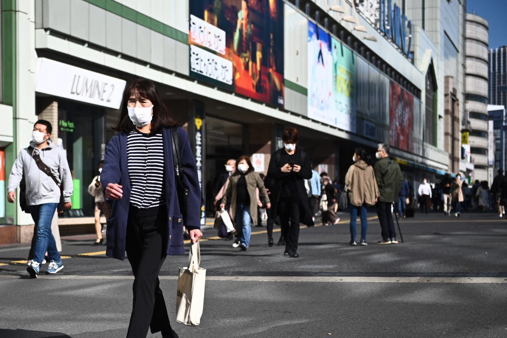 外国人のビジネス関係者や留学生、技能実習生に対する入国制限を８日に緩和したことに対応した措置。(AFP)